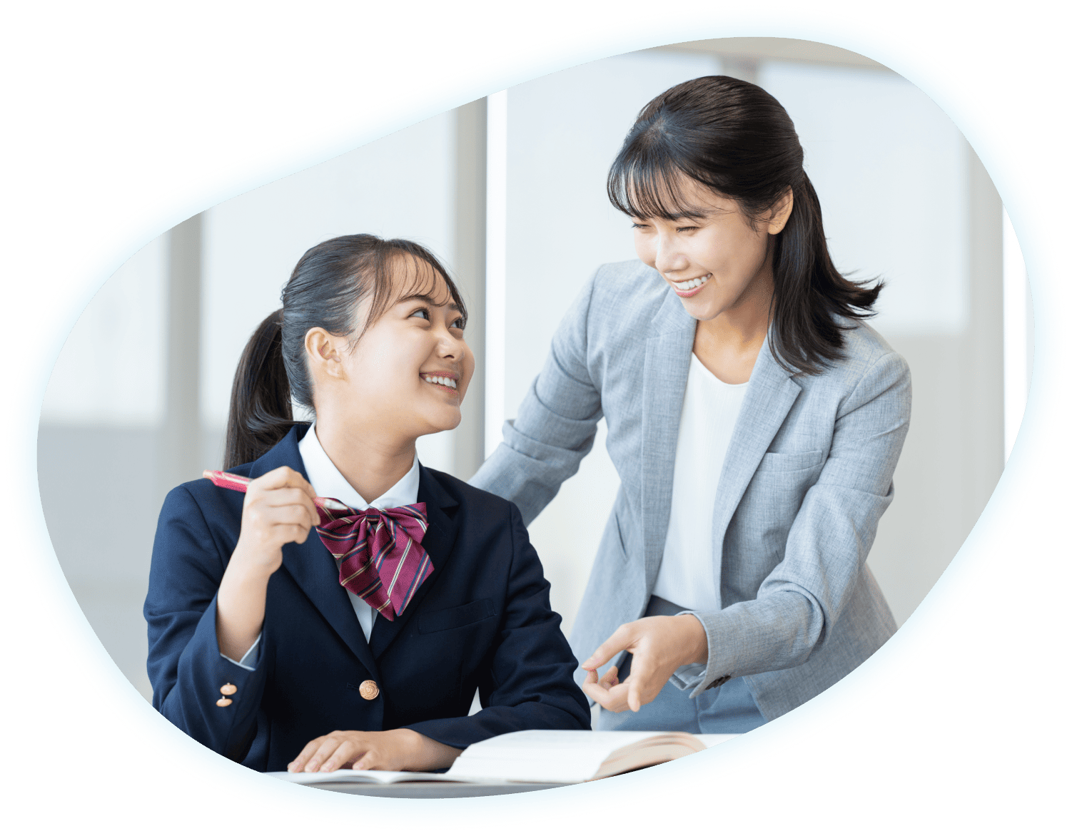 勉強に励む生徒と先生の画像