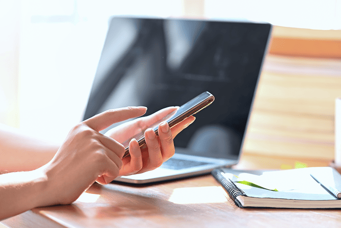 スマホでお問合せしている様子