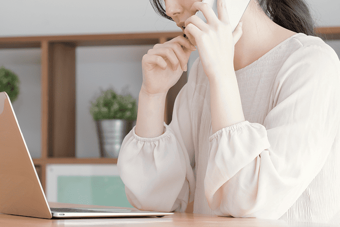 保護者がスマホで通話している様子