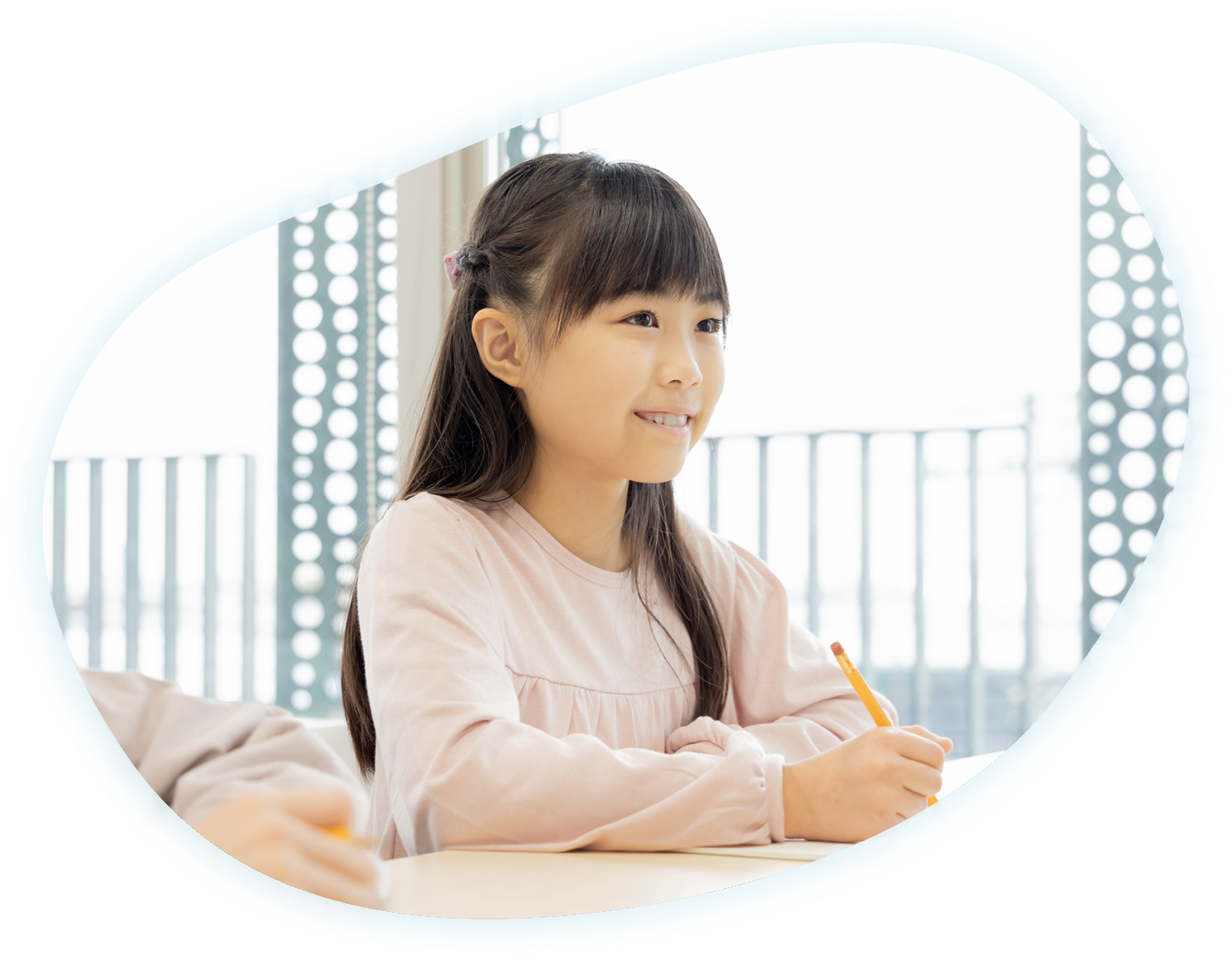 勉強に励む生徒の画像